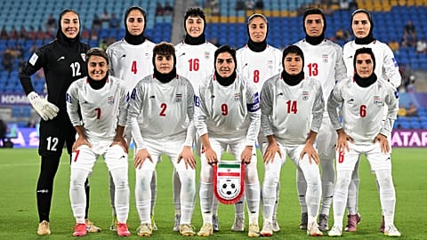 Le giocatrici dell'Iran posano per una foto di squadra prima della partita di Coppa d'Asia femminile tra Iran e Corea del Sud.