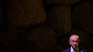 يقف رئيس الوزراء الإسرائيلي بنيامين نتنياهو في قاعة الذكرى خلال زيارة قام بها إلى متحف ياد فاشيم التذكاري للهولوكوست القدس، يوم الخميس 26 فبراير 2026.