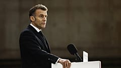 Der französische Präsident Emmanuel Macron hält eine Rede neben dem U-Boot "Le Temeraire" in einem Marinestützpunkt in Crozon, 2. März 2026