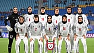 Las jugadoras de Irán posan para una foto de equipo antes del partido de fútbol de la Copa Asiática Femenina entre Irán y Corea del Sur