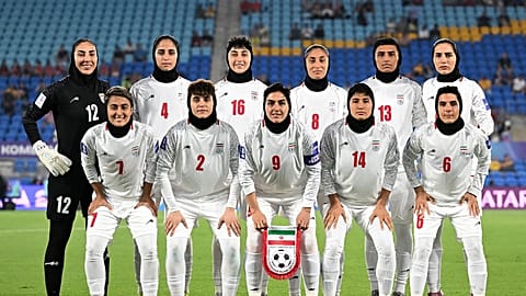 Las jugadoras de Irán posan para una foto de equipo antes del partido de fútbol de la Copa Asiática Femenina entre Irán y Corea del Sur
