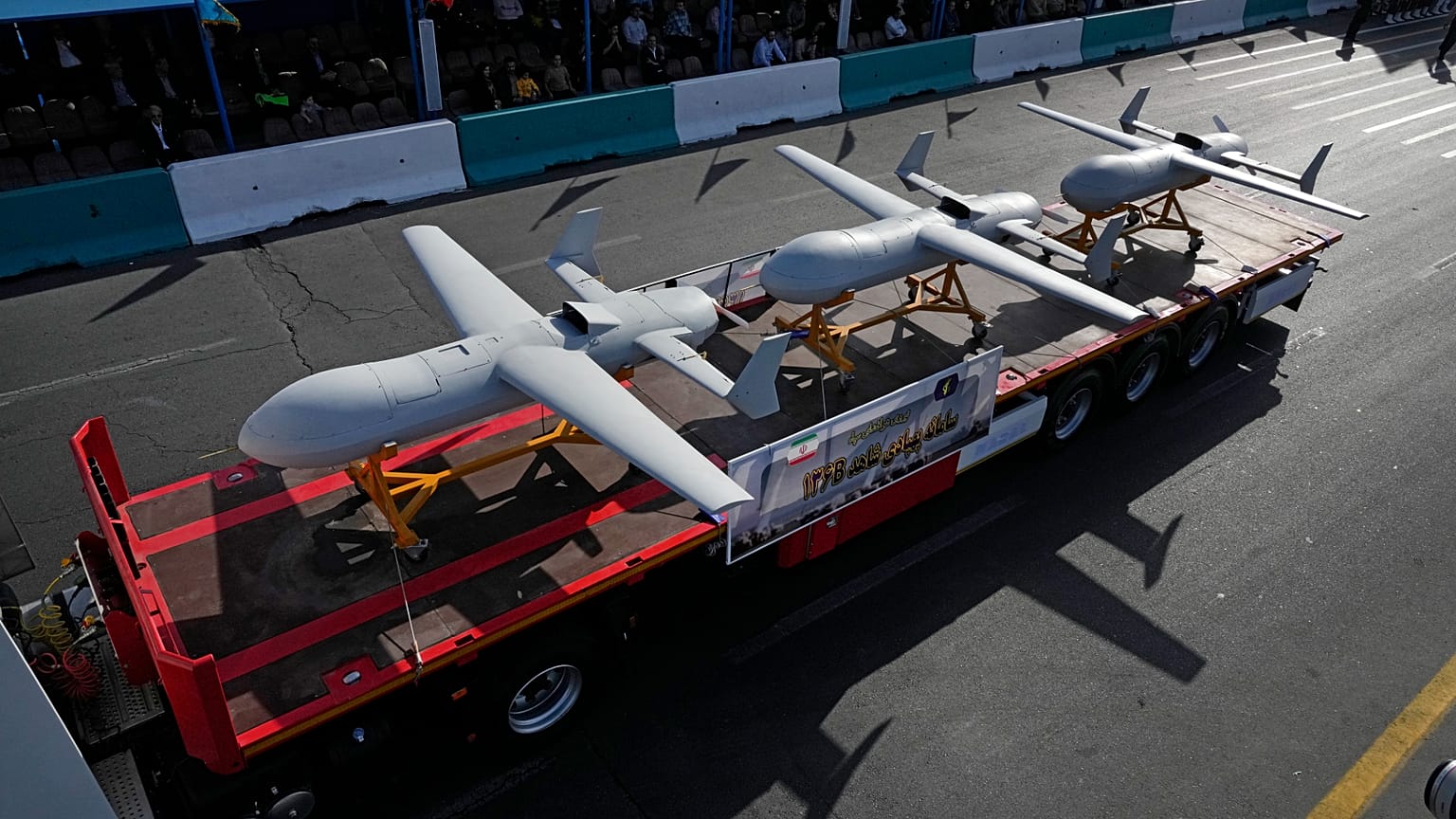 عرض الحرس الثوري الإيراني طائرات مسيرة من طراز "شاهد-136 ب" خلال عرض عسكري سنوي للقوات المسلحة بمناسبة الذكرى السنوية لبدء الحرب ضد إيران من قبل الديكتاتور العراقي السابق صدام