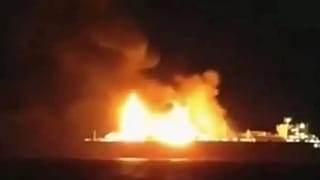 Le navire russe en feu au large de Malte, dans le sud de la Méditerranée, mardi.