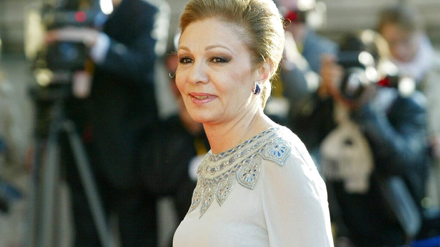 فرح بهلوي، زوجة شاه إيران الراحل ، تمر أمام عدسات المصورين الصحفيين في طريقها إلى المسرح الملكي في كوبنهاغن يوم الخميس 13 مايو/أيار 2004.