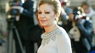 فرح بهلوي، زوجة شاه إيران الراحل ، تمر أمام عدسات المصورين الصحفيين في طريقها إلى المسرح الملكي في كوبنهاغن يوم الخميس 13 مايو/أيار 2004.