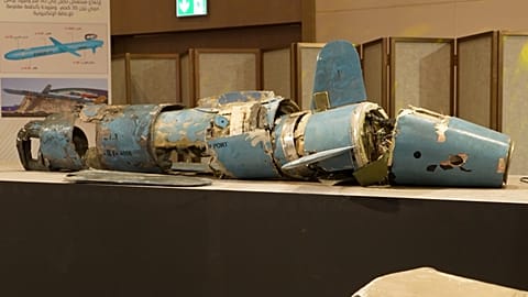 Detritos de mísseis e drones iranianos exibidos na conferência de imprensa do governo dos Emirados Árabes Unidos em Abu Dhabi, Emirados Árabes Unidos. Terça-feira, 3 de março de 2026.