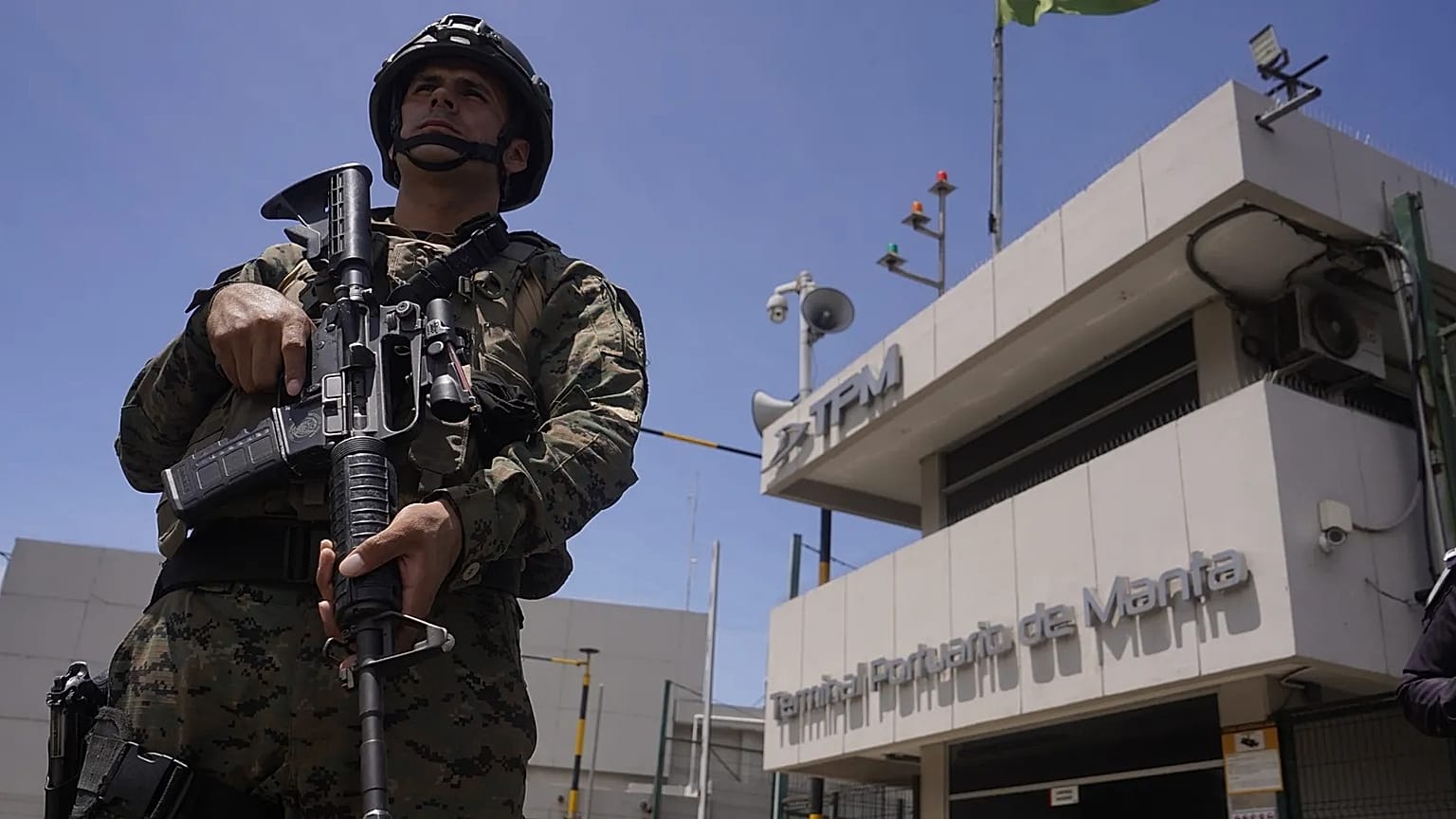 Солдаты охраняют порт в рамках усиления безопасности, Манта, Эквадор, 16 февраля 2026 года.