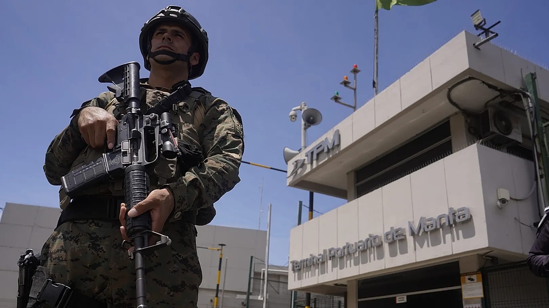 Soldados guardam o Porto de Manta, como parte do aumento da segurança na área, em Manta, Equador, 16 de fevereiro de 2026.