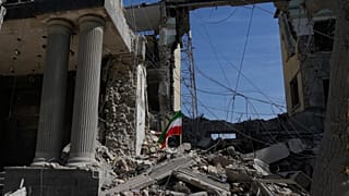 Μια ιρανική σημαία στα χαλάσματα στην Τεχεράνη