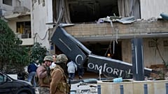 Libanesische Soldaten sichern ein schwer beschädigtes Hotel in Hazmieh, nachdem ein israelischer Luftangriff das Gebäude getroffen hat.