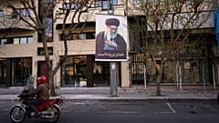 صورة للمرشد الأعلى الإيراني الراحل آية الله علي خامنئي، طهران، إيران، الأحد 1 مارس/آذار 2026. 