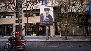 صورة للمرشد الأعلى الإيراني الراحل آية الله علي خامنئي، طهران، إيران، الأحد 1 مارس/آذار 2026. 