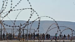 Südlich von Kreta gerettete Migranten. Auf See gerettete irreguläre Migranten werden von den EU-Ländern oft abgewiesen