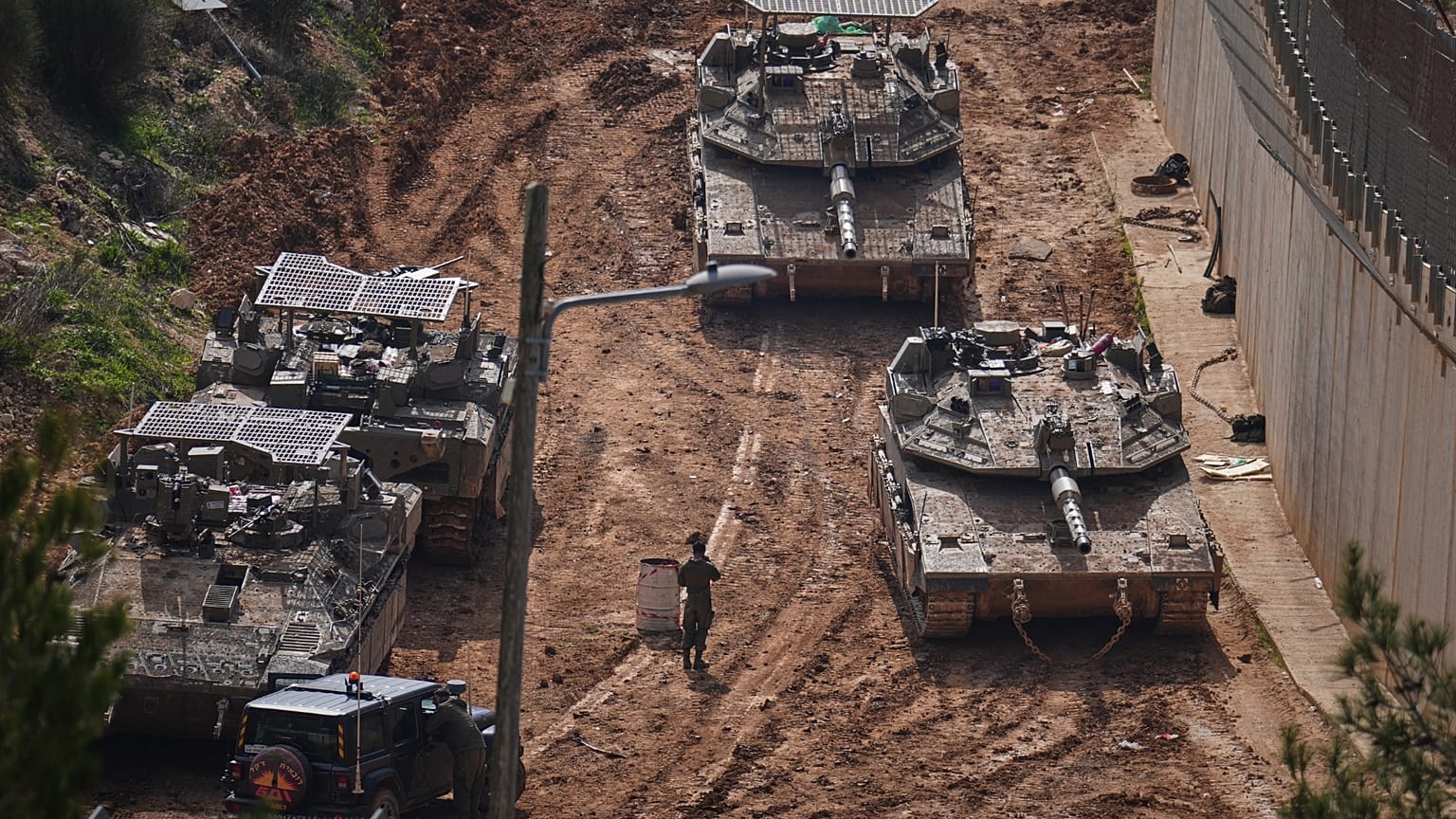 Des chars israéliens manœuvrent près de la frontière israélo-libanaise, dans le nord d'Israël, le mercredi 4 mars 2026. (AP Photo/Ariel Schalit)