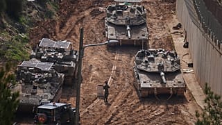 Des chars israéliens manœuvrent près de la frontière israélo-libanaise, dans le nord d'Israël, le mercredi 4 mars 2026. (AP Photo/Ariel Schalit)