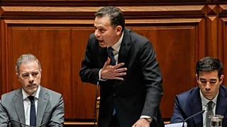 Luís Montenegro responde aos deputados na Assembleia da República