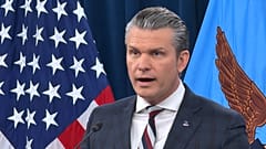 Sekretarz Obrony Pete Hegseth przemawia podczas briefingu prasowego w Pentagonie, w środę, 4 marca 2026 roku, w Waszyngtonie. (AP Photo/Konstantin Toropin)