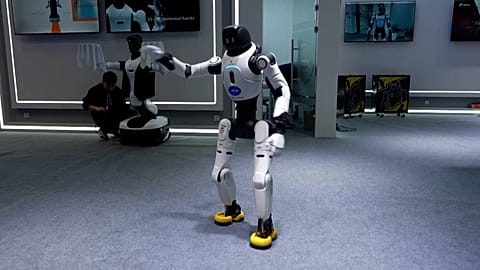 Robô humanoide AgiBot X2 a dançar