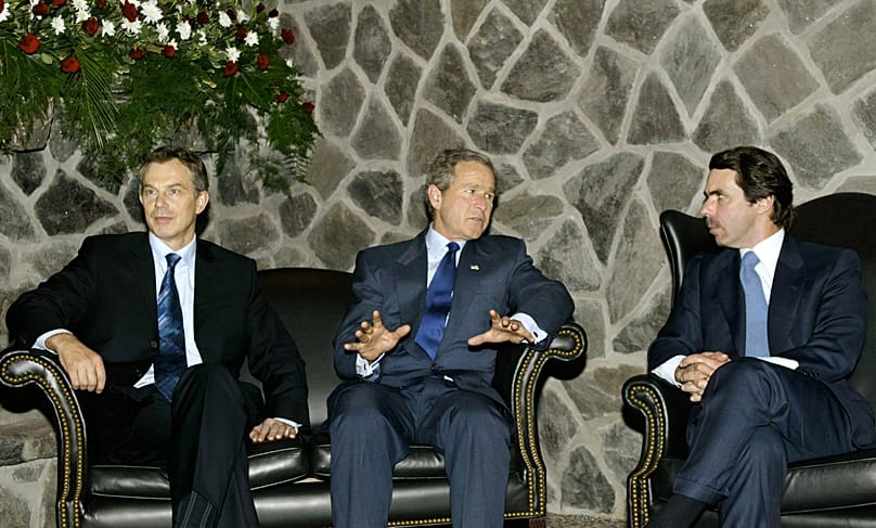 George W. Bush, en el centro, conversa con José María Aznar, a la derecha, y con Tony Blair, durante una cumbre sobre Irak, celebrada en las islas Azores en marzo de 2003.