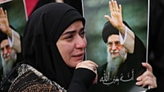 امرأة تبكي وهي تنعي وفاة المرشد الإيراني آية الله علي خامنئي خلال تجمع في الضاحية الجنوبية لبيروت، لبنان، يوم الأحد 1 مارس 2026.