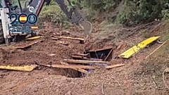 Una excavadora destapa el 'narcozulo' hallado al este de Marbella, en la Costa del Sol malagueña