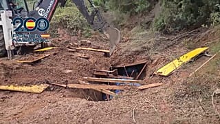 Una excavadora destapa el 'narcozulo' hallado al este de Marbella, en la Costa del Sol malagueña