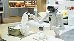 Ein LG CLOiD-Roboter faltet Wäsche am Stand von LG Electronics während der Technikmesse CES am Dienstag, 6. Januar 2026, in Las Vegas. 