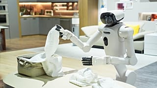 Un robot LG CLOiD dobla ropa en el stand de LG Electronics durante la feria tecnológica CES el martes 6 de enero de 2026, en Las Vegas. 