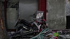 صورة ملصق المرشد الأعلى الإيراني الراحل آية الله علي خامنئي الذي قُتل خلال الحملة العسكرية المشتركة بين الولايات المتحدة وإسرائيل، وصورة مؤسس الثورة الإسلامية آية الله الخميني