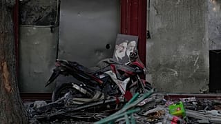 صورة ملصق المرشد الأعلى الإيراني الراحل آية الله علي خامنئي الذي قُتل خلال الحملة العسكرية المشتركة بين الولايات المتحدة وإسرائيل، وصورة مؤسس الثورة الإسلامية آية الله الخميني