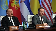 Azerbaycan Cumhurbaşkanı İlham Aliyev ve Dan Jorgensen (sağda), 3 Mart'ta Bakü'de düzenlenen 12. Güney Doğalgaz Koridoru Danışma Konseyi Bakanlar Toplantısı sırasında.