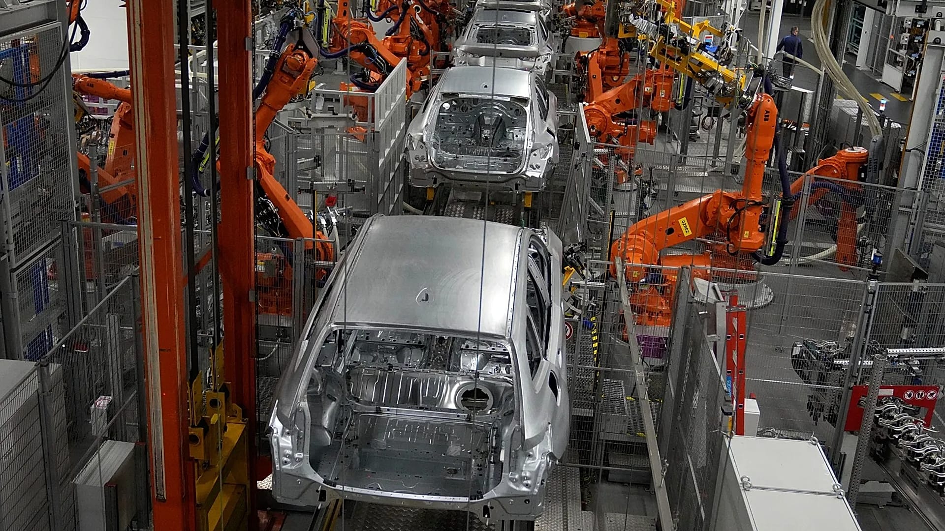 Roboter bei der Arbeit an einem BMW-Fließband in München, Deutschland.