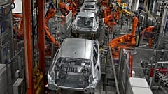 Roboter bei der Arbeit an einem BMW-Fließband in München, Deutschland.