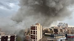 تصاعدت أعمدة الدخان من ضربين متزامنين فوق طهران، إيران، يوم الاثنين 2 مارس 2026. (صورة: وكالة أسوشيتد برس/محسن غانجي)