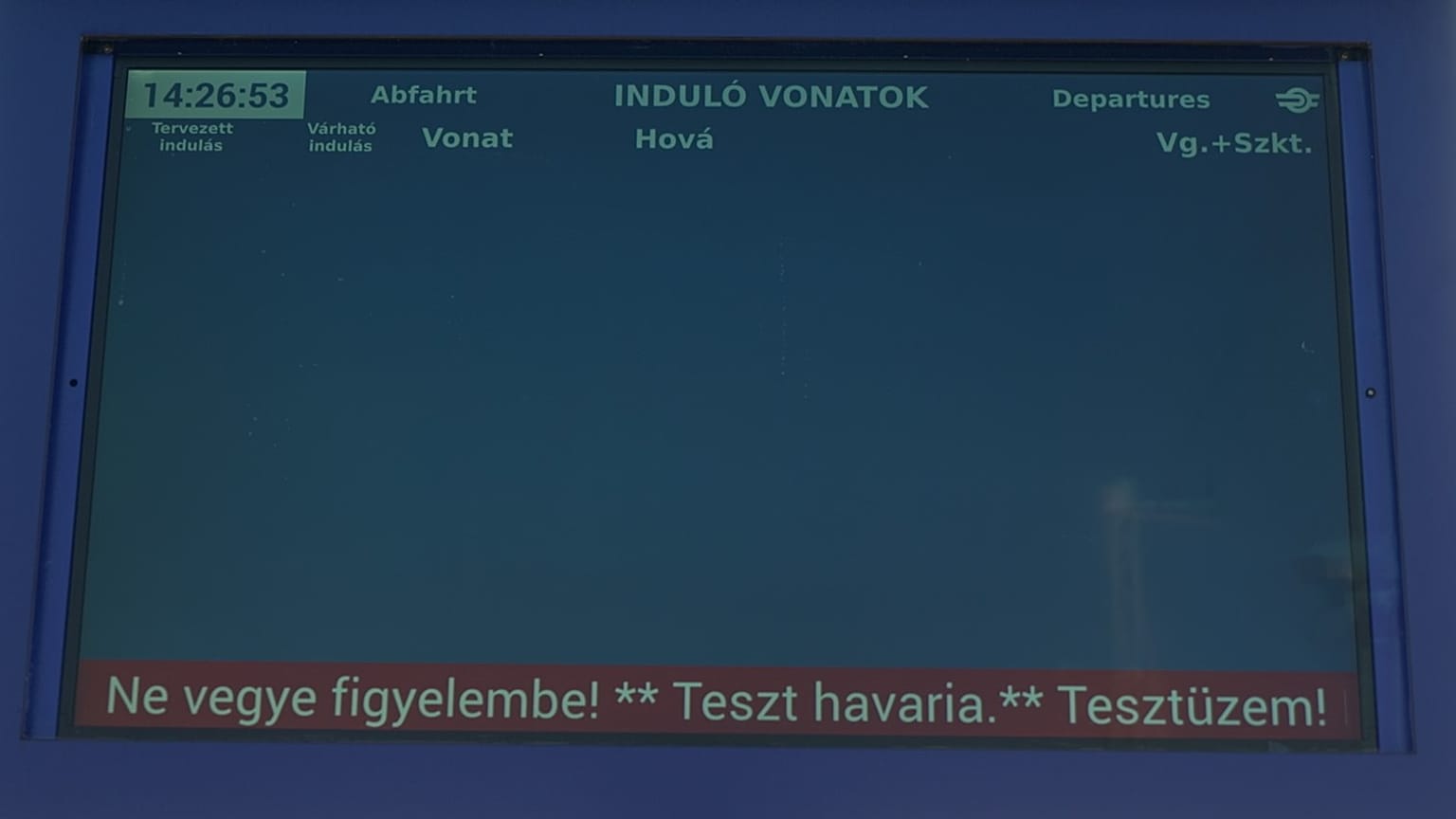 Üres utastájékoztató tábla a dunaharaszti vasútállomáson