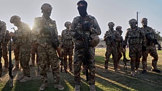 مقاتلون أكراد في عرض عسكري قبل تشييع قيادي في حزب العمال الكردستاني بالقامشلي، 12 آب/أغسطس 2025.