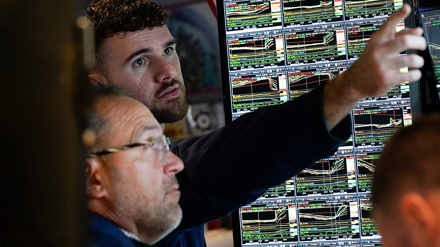 ARQUIVO. Operadores trabalham no piso da NYSE, Nova Iorque, nov. 2022