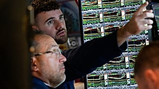 АРХИВ. Трейдеры работают на торговом полу Нью-Йоркской фондовой биржи, Нью-Йорк, ноябрь 2022 года