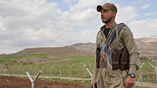 A Kurdisztáni Demokrata Párt embere egy ellenőrzőponton Irakban