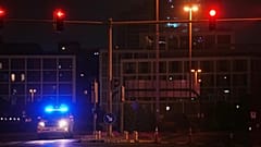 Ένα περιπολικό της αστυνομίας μπλοκάρει έναν δρόμο που οδηγεί στο προξενείο των ΗΠΑ μετά την πρόσκρουση ιρανικού μη επανδρωμένου αεροσκάφους σε χώρο στάθμευσης έξω από το συγκρότημα, ΗΑΕ, 4 Μαρτίου 2026.
