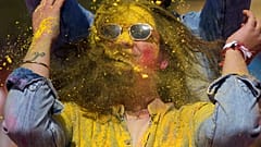 Menschen in Jammu feiern Holi und bewerfen sich gegenseitig mit bunten Farben.