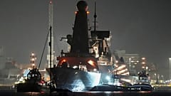 مدمرة البحرية الملكية من طراز Type 45، HMS Dragon، تتوجه نحو منشأة الذخيرة العليا بالميناء (UHAF) في ميناء بورتسموث بمقاطعة هامبشاير، إنجلترا،