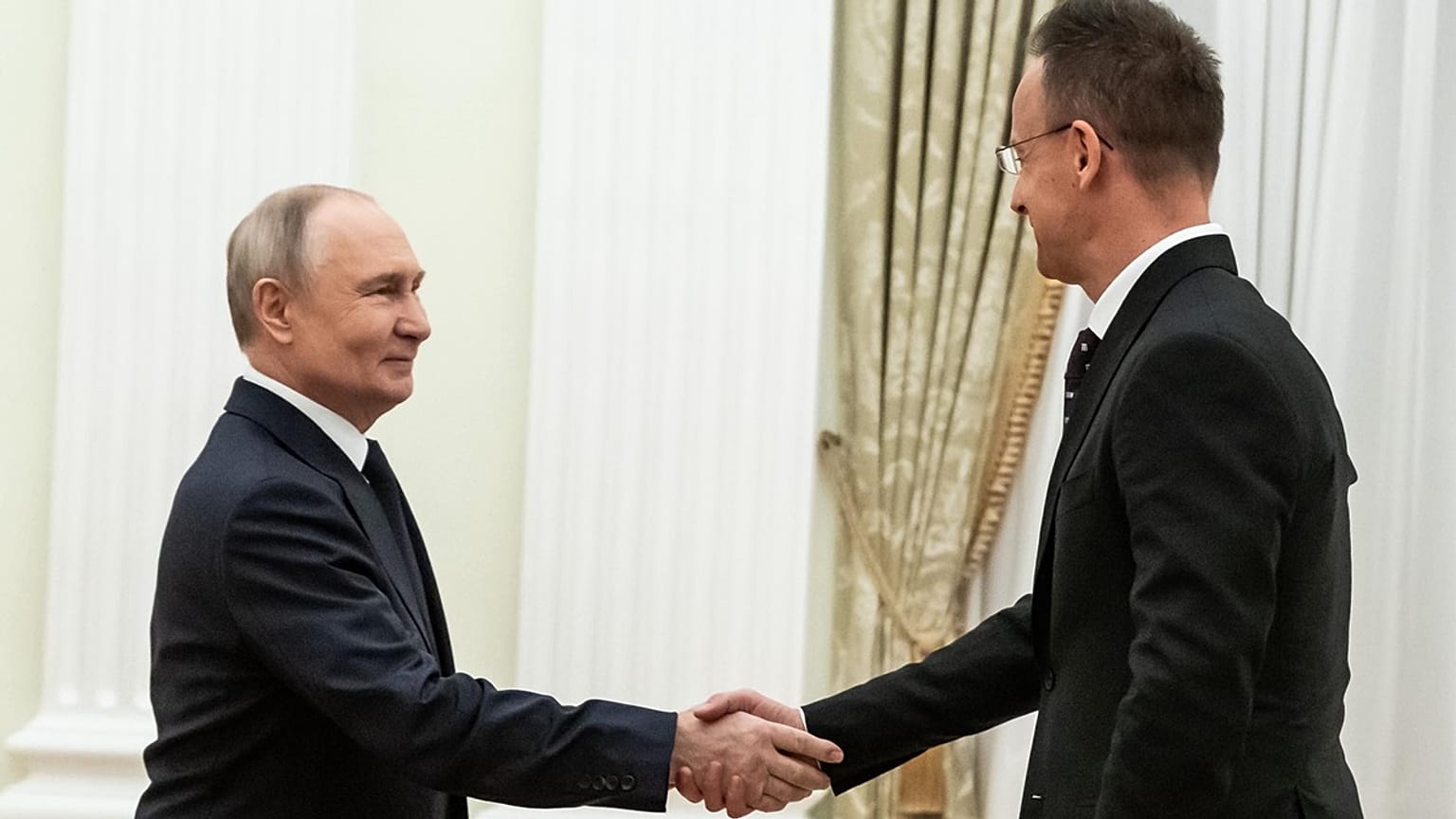 Szijjártó Péter magyar külgazdasági és külügyminiszter (jobbra) kezet fog Vlagyimir Putyin orosz elnökkel