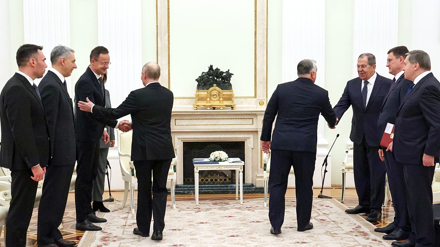 Szijjártó Péter kezet fog Putyinnal Moszkvában 2025 novemberében, mikor több magyar miniszterrel a Kremlbe látogatott