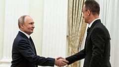 Szijjártó Péter magyar külgazdasági és külügyminiszter (jobbra) kezet fog Vlagyimir Putyin orosz elnökkel