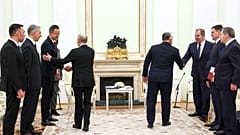Péter Szijjártó schüttelt Putin in Moskau die Hand, als er im November 2025 mit mehreren ungarischen Ministern den Kreml besuchte