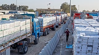 شاحنات مساعدات تصطفّ عند البوابة المصرية لمعبر رفح تمهيدًا لتفتيشها قبل دخول غزة، 1 فبراير/شباط 2026.