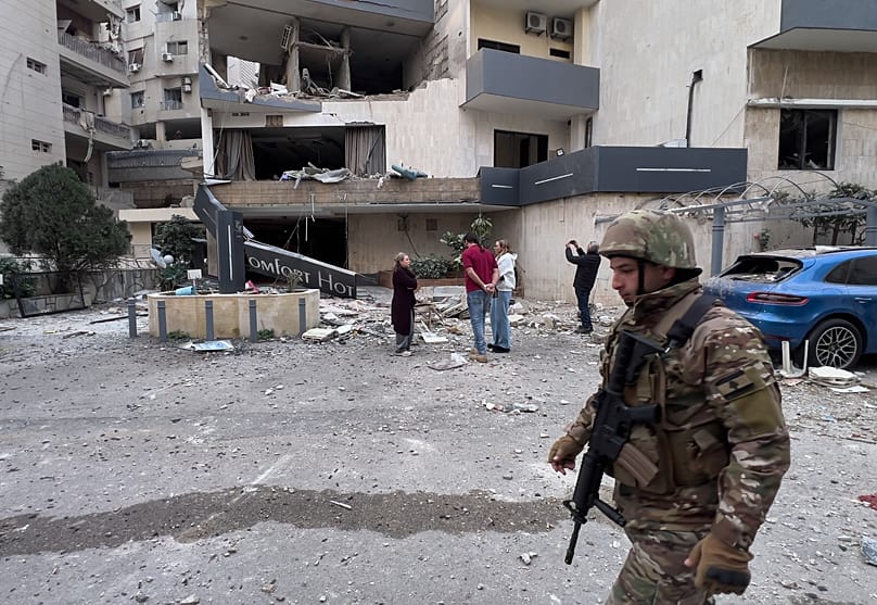 جندي لبناني يمر أمام فندق متضرر جراء غارة إسرائيلية في الحازمية شرق بيروت، في 4 مارس 2026.