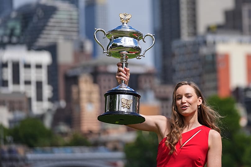 Jelena Ribakina a női egyes győztesének járó trófeával az Australian Open megnyerése után Melbourne-ben, 2026. február 1-jén