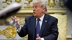 Präsident Donald Trump spricht während eines Treffens mit dem deutschen Bundeskanzler Friedrich Merz im Oval Office des Weißen Hauses.